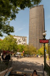 14th-arrondissement;-Boulevard-Edgar-Quinet;-Cyclists;-Kaleidos;-Kaleidos-images;-La-parole-à-limage;-Metro-sign;-Paris;-Pedestrians;-Residential-buildings;-Stories-Pictures;-Street-junction;-Street-life;-Summer;-Tarek-Charara;-Tour-Montparnasse;-Traffic